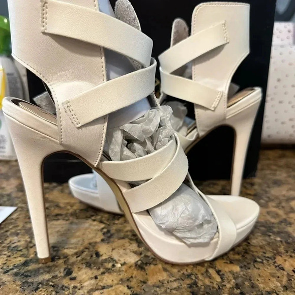 Scene Weaver White Strappy Heels NIB SZ 8 - Picture 4 of 8